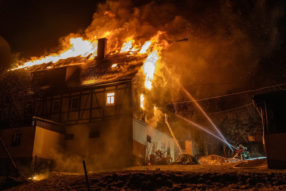 Zahlreiche Feuerwehrleute kämpften vor Ort gegen die Flammen.