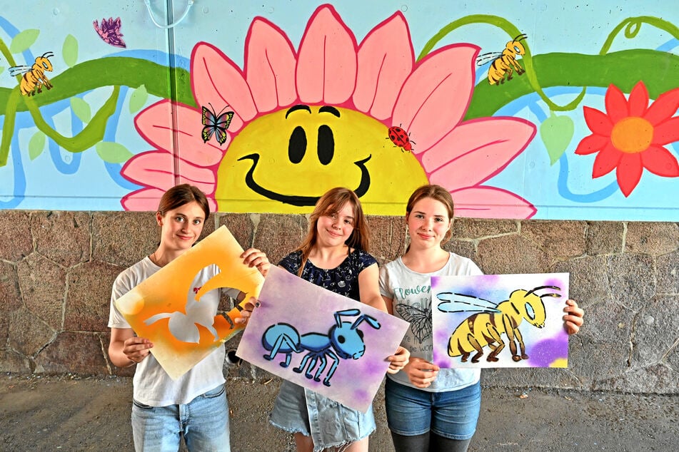Superstolz: Mia (14), Amelie (13) und Emilia (13, v.l.) freuen sich, etwas in ihrer Heimatstadt geschaffen zu haben.