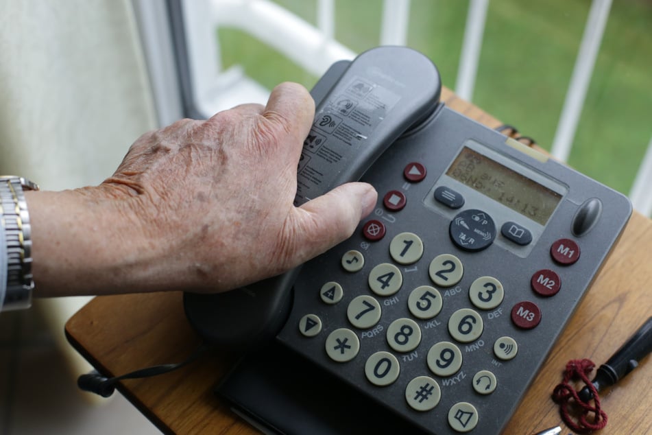 Eine ältere Dame wurde Opfer von Telefonbetrügern. (Symbolbild)