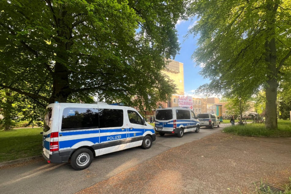 Die Bereitschaftspolizei verhandelte mit den Besetzern und fuhr dann wieder weg.