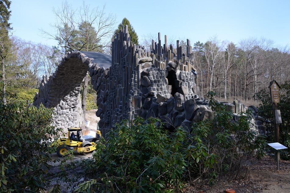 In den vergangenen Monaten wurde im Kromlauer Park rund um die Rakotzbrücke gebaut und saniert.