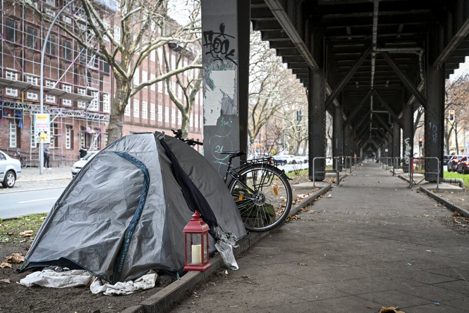 Berlin: Obdachlosenlager bei Kreuzberger Kirche in Flammen: Feuerteufel am Werk?