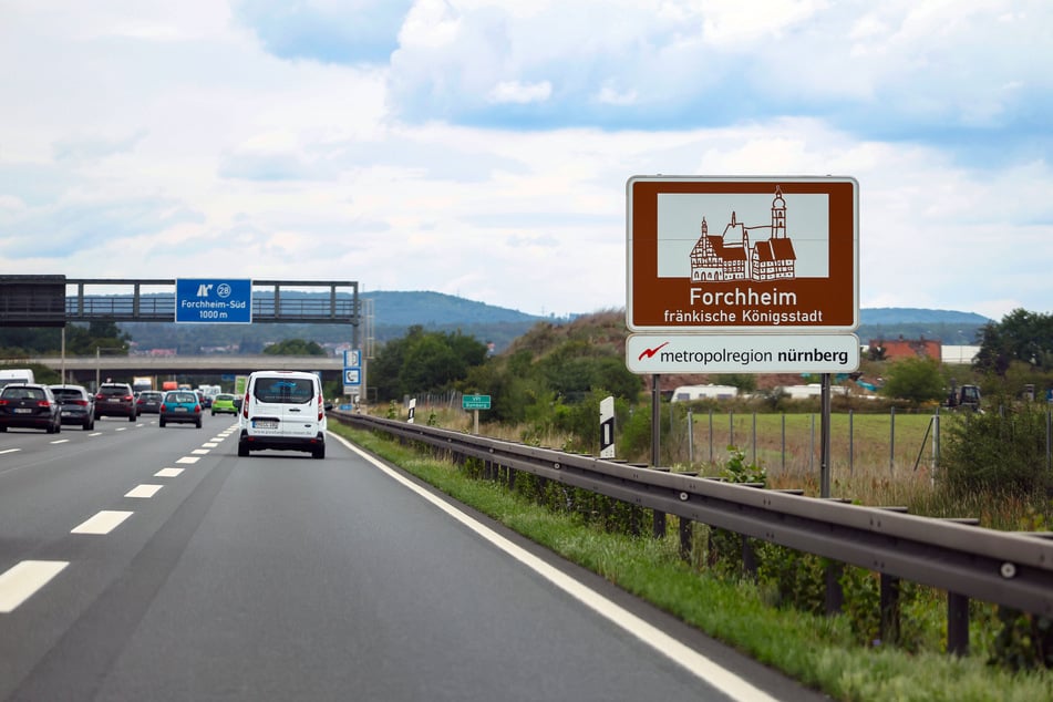Braune Schilder an Autobahnen weisen auf herausragende Sehenswürdigkeiten in der Nähe hin - sind jedoch sehr teuer.
