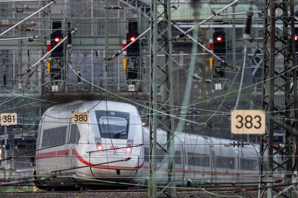 Auch an den Bodensee und nach Tirol wird es mit dem Fahrbahnwechsel von Frankfurt und Darmstadt aus wieder direkt mit dem ICE gehen. (Archivbild)