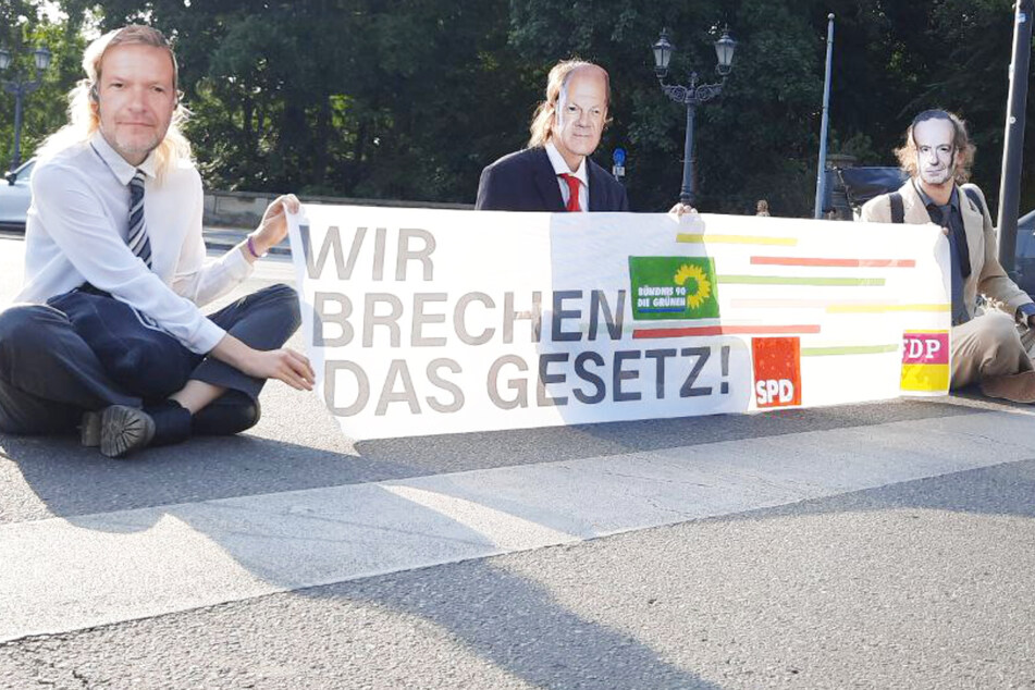 Aktivisten der "Letzten Generation" haben am Freitag an mehreren Orten in Berlin mit Politiker-Masken gegen die Klimapolitik der Bundesregierung protestiert.