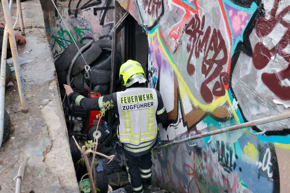 Im Kellerbereich brannten Müll und alte Reifen.