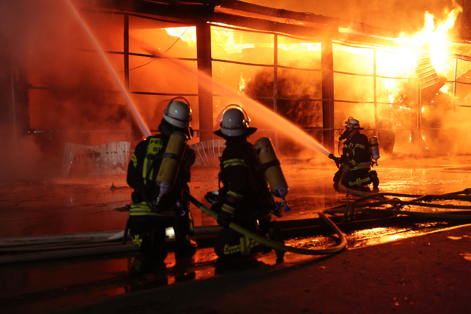 Lagerhalle steht in Flammen: Drei Menschen bei waghalsiger Aktion verletzt!