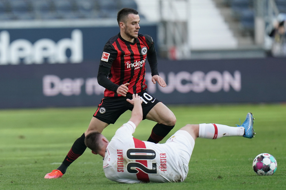 Eintracht-Profi Filip Kostic (oben) setzt sich gegen Philipp Förster durch.