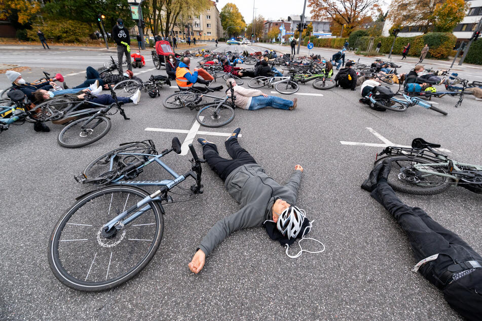 Dutzende Radfahrer legen sich auf die Straße: Das ist der traurige Grund