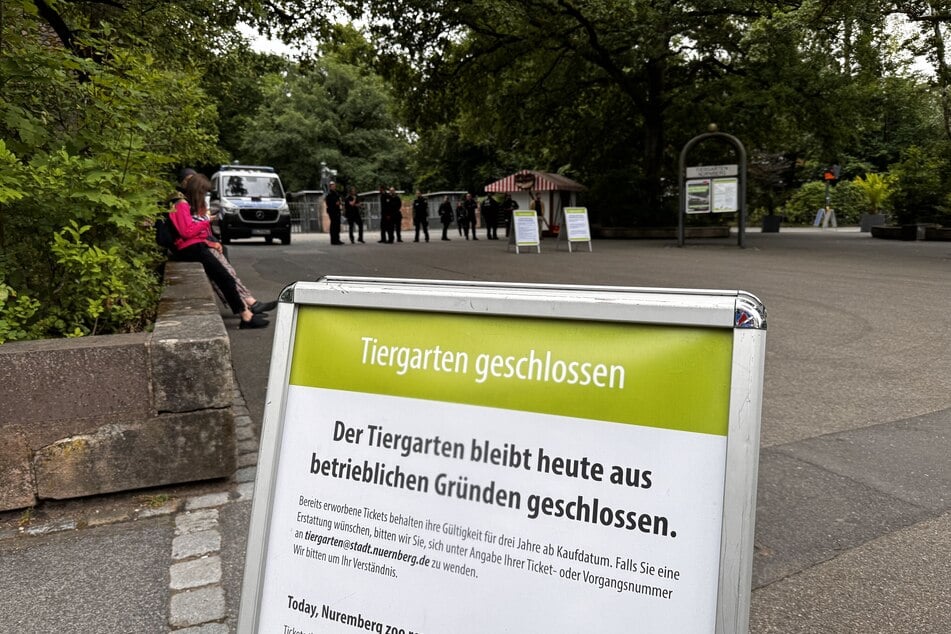 Der Nürnberger Tiergarten bleibt am Dienstag geschlossen. Vor den Toren sammelten sich Polizeikräfte.