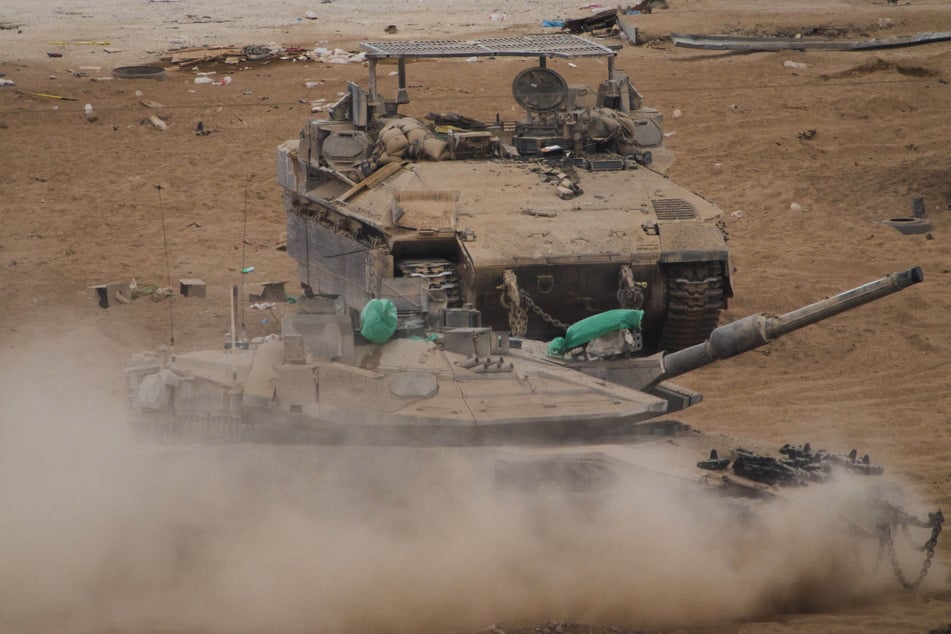 Israelische Soldaten fahren einen Panzer in der Nähe der Grenze zwischen Israel und Gaza. (Archivfoto)