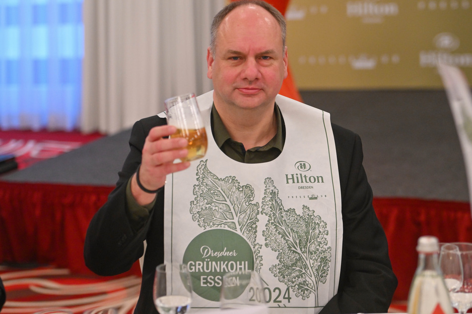 Nur mit Lätzchen: OB Dirk Hilbert (52) lässt sich den Grünkohl schmecken.