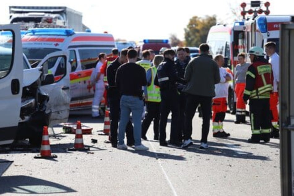 Zahlreiche Kräfte von Feuerwehr, Polizei und Rettungsdienst rückten an der Unfallstelle an.