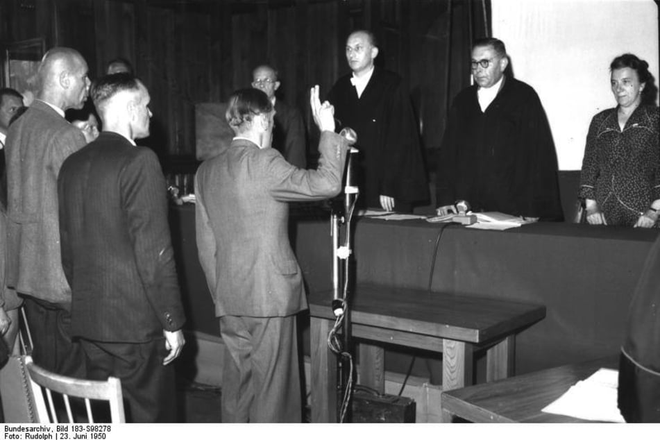 Die Waldheimer Prozesse 1950: Aufruf eines Zeugen zur Aussage.