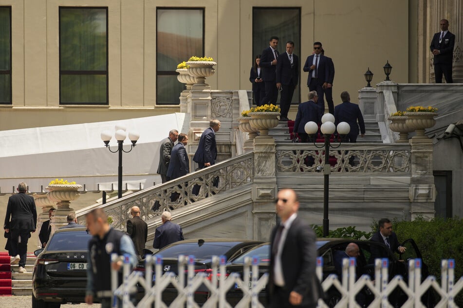 Mitglieder der russischen Delegation treffen zu Friedensgesprächen zwischen der Ukraine und Russland im Ciragan-Palast ein.