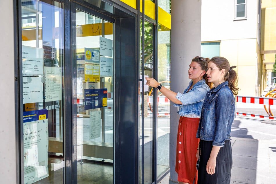 Kundenärger: Auch Dorothea Böttrich (26) und Jenny Knippa (24, links) konnten nicht wie geplant Geld abheben.