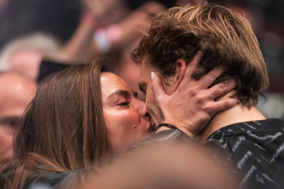 Ein Schmatzer für den Sieger. Sophia Thomalla (32) küsst ihren neuen Freund Alexander Zverev (24) nach dessen Finaleinzug beim ATP-Turnier in Wien.