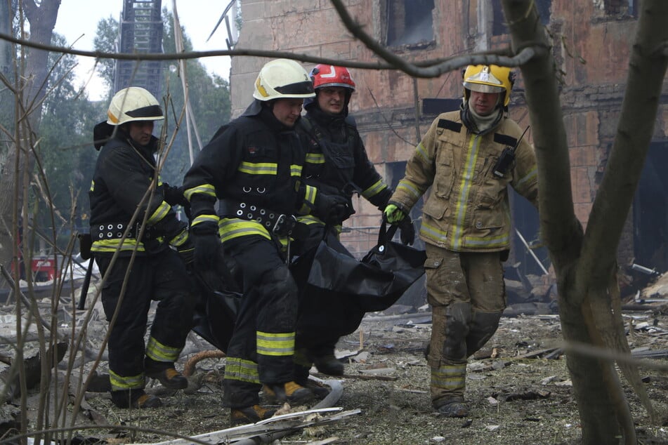 Bei einem vergangenen Angriff in Dnipro gab es ebenfalls Tote. Die Anzahl der Opfer, die sich noch unter dem Trümmern des gestern getroffenem Wohnhaus befinden ist derzeit noch unklar.