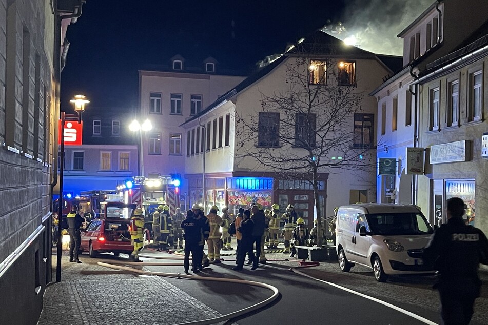 Am Montagabend brach in einem Wohnhaus in Zeulenroda-Triebes ein Feuer aus. Die Feuerwehr konnte einen Mann nur noch leblos aus dem Gebäude bergen.