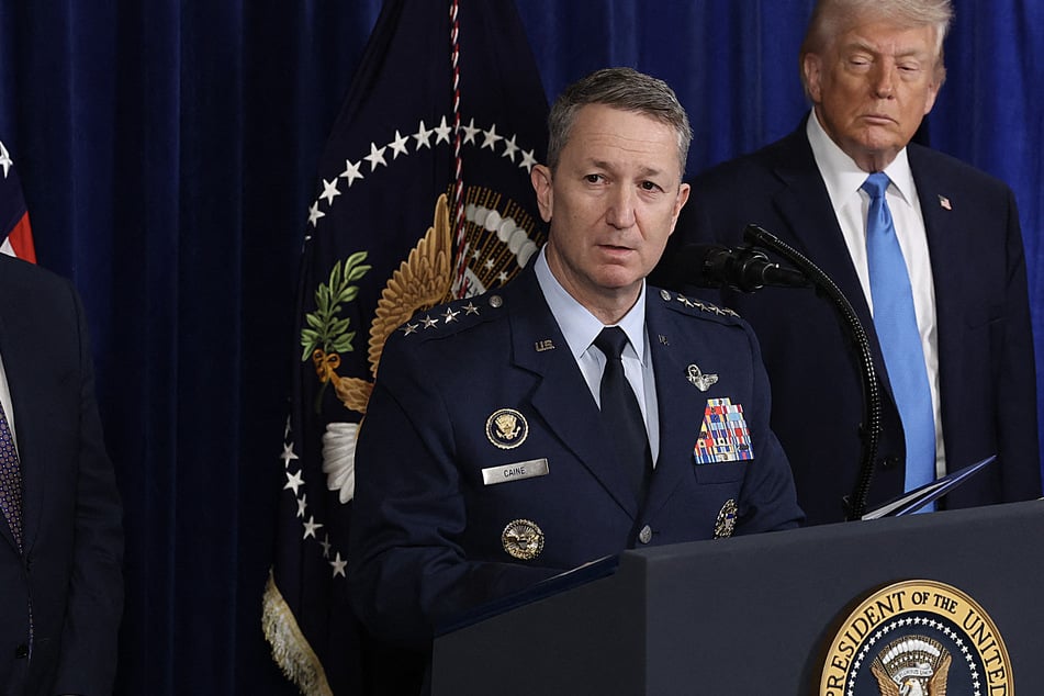 President Donald Trump (r.) responded to reports that Joint Chiefs of Staff Chairman Dan Caine warned him of the serious consequences of attacking Iran.