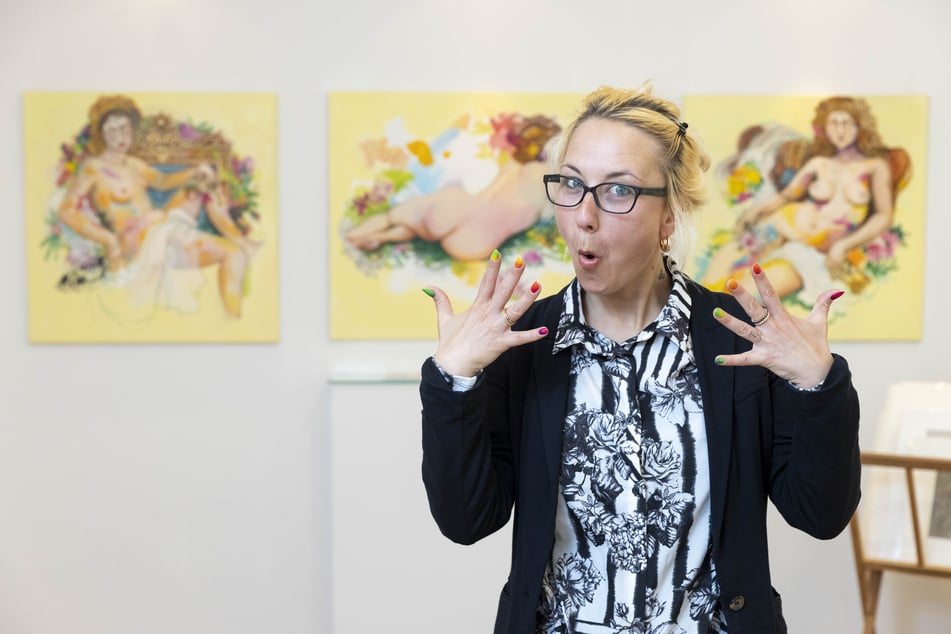 Künstlerin Viktoria Graf (40) vor einer Reihe ihrer Bilder.