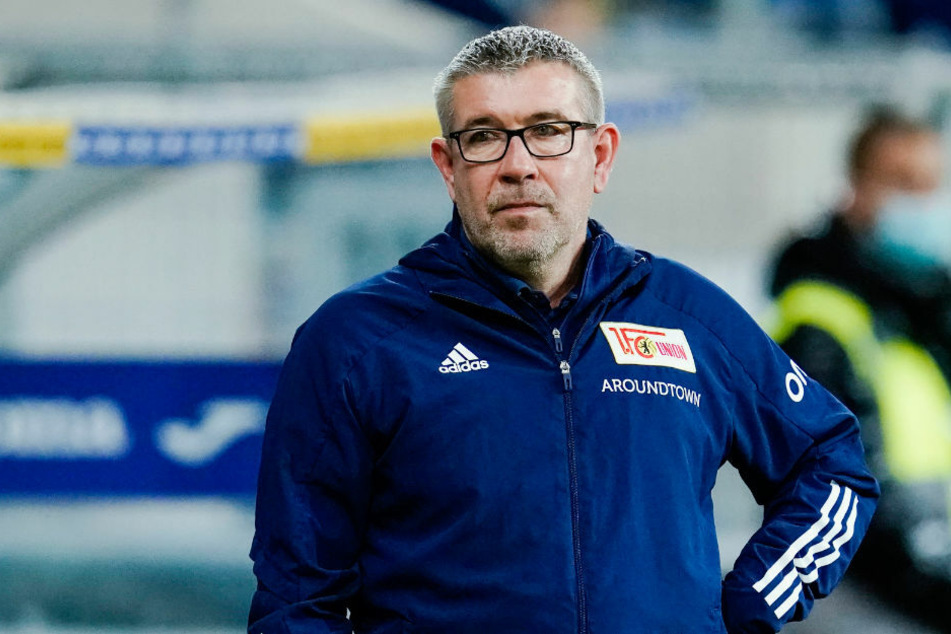 Union-Coach Urs Fischer (54) sieht im Spiel gegen Arminia Bielefeld ein Duell "auf Augenhöhe" und wollte sich im Vorfeld nicht die Favoriten-Rolle zuschanzen lassen.