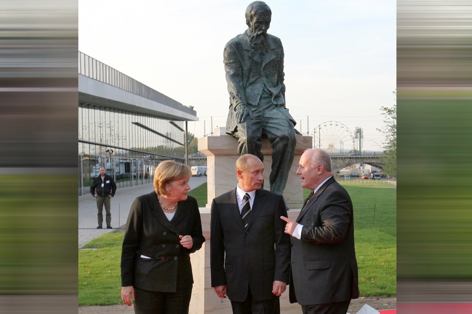 2006 enthüllten Bundeskanzlerin Angela Merkel (72, CDU), Russlands Präsident Wladimir Putin (73) und Ministerpräsident Georg Milbradt (81, CDU) die Dostojewski-Statue.