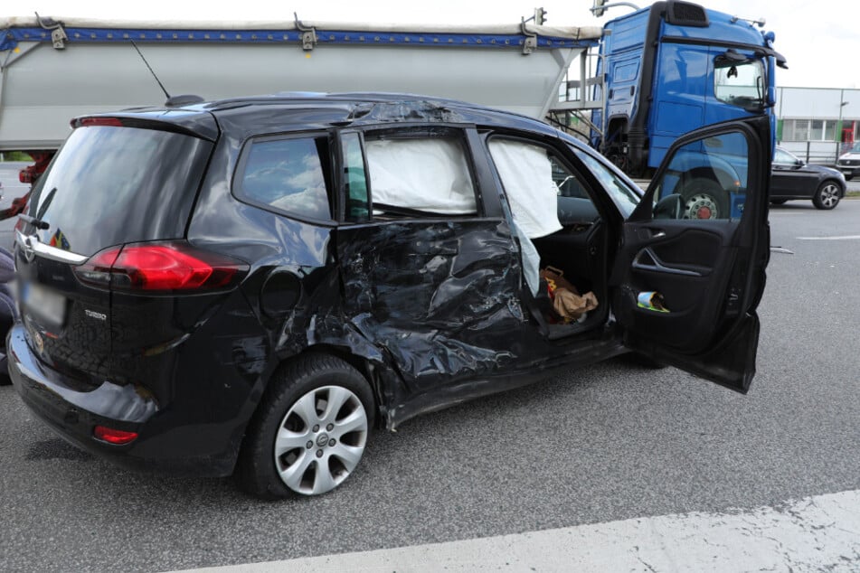 Die Seite des Wagens ist schwer vom Unfall gezeichnet. Airbags gingen auf.