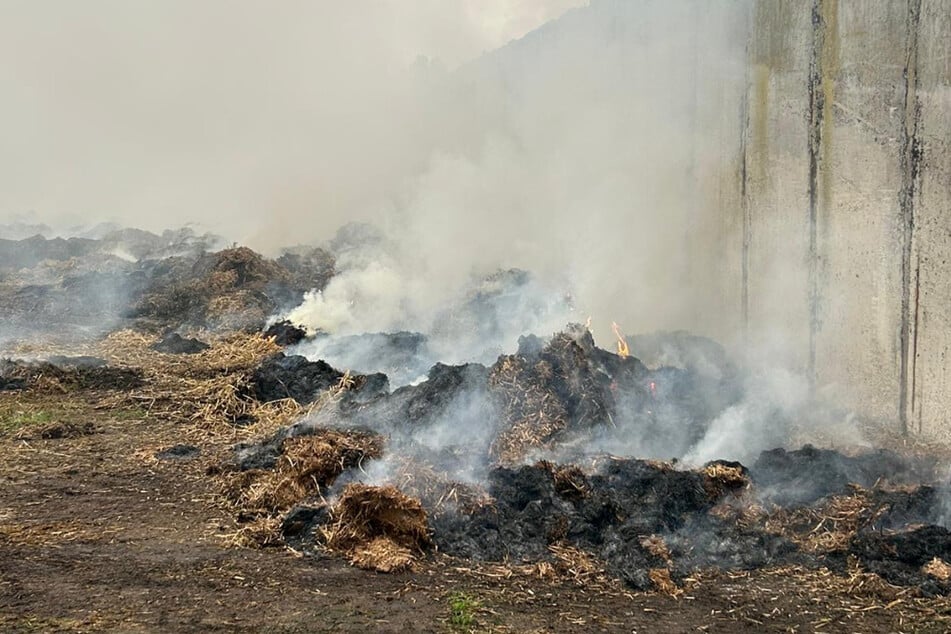 Für entzündete Heuballen musste die Gardelegener Freiwillige Feuerwehr zwei Stunden nach einem ersten Brand erneut anrücken.