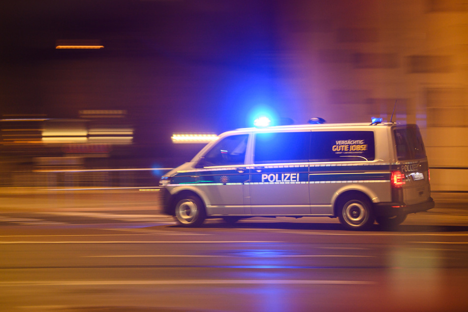 Nach einer kurzen vergeblichen Flucht wurde der 22-Jährige schließlich gestellt und vorläufig festgenommen. (Symbolbild)