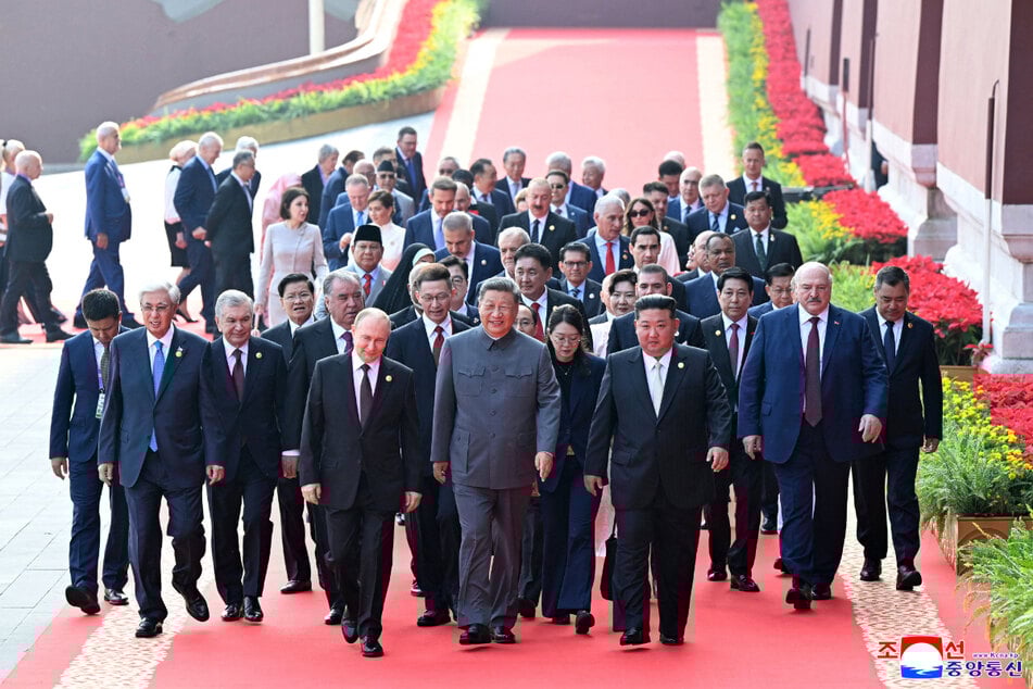 Wladimir Putin (72), Xi Jinping (72) und Kim Jong-un (41) bei ihrem gemeinsamen Treffen in Peking.