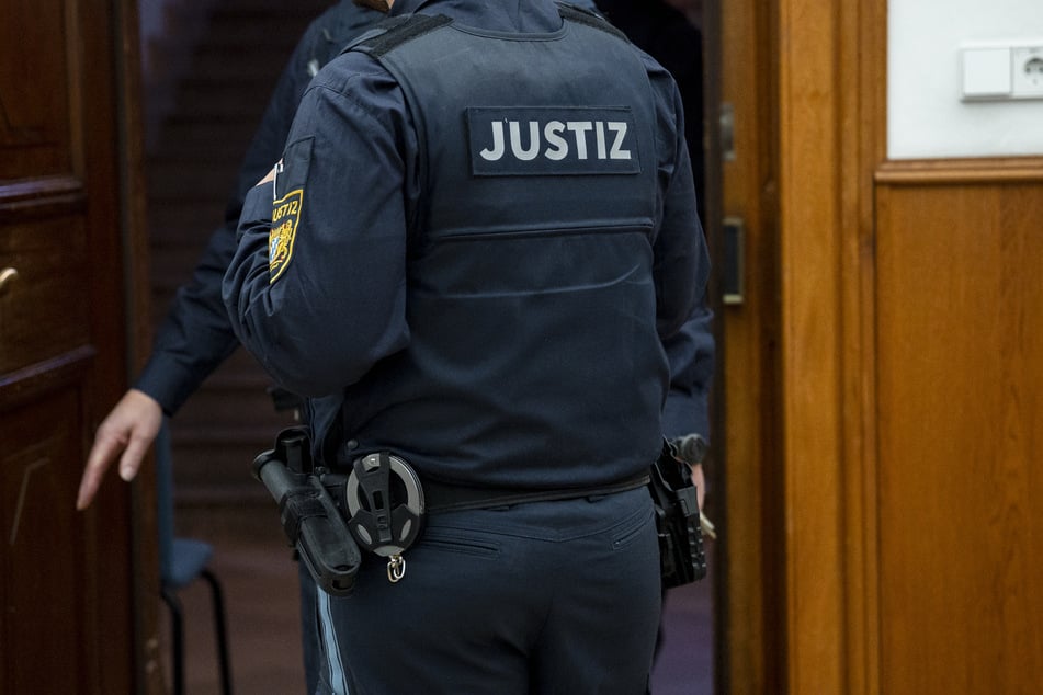 Der Angeklagte sitzt in Untersuchungshaft. Muss er vor dem Landgericht Augsburg erscheinen? (Symbolfoto)