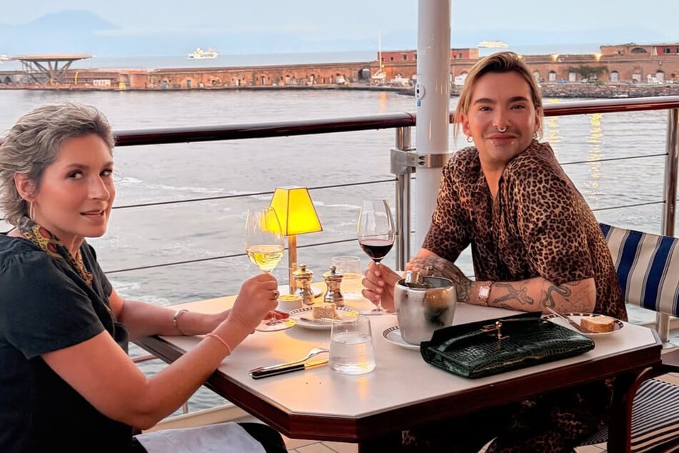 Die Fahrt auf der luxuriösen Yacht genießt Bill Kaulitz (36, r.) zusammen mit seiner Mutter.