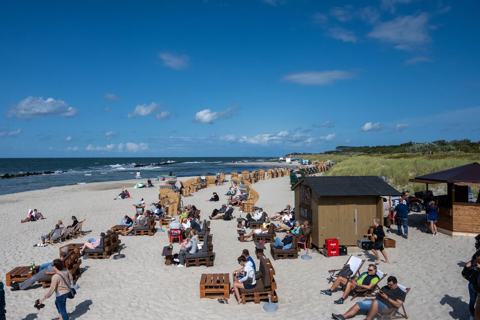 Vor allem in den Sommermonaten können die Strände an Nord- und Ostsee schon einmal voller sein. (Archivfoto)