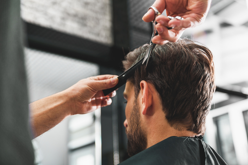 Der Mann hatte die Haare "zu ordentlich" und machte so auf sich aufmerksam. (Symbolbild)