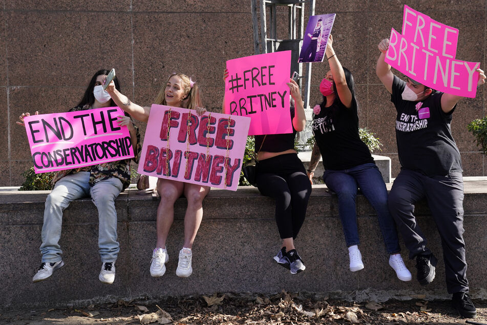 USA, Los Angeles: Zahlreiche Fans von Britney Spears unterstützen die Sängerin nicht nur im Netz, sondern tauchen auch bei ihren Gerichtsanhörungen bezüglich der Vormundschaft auf.