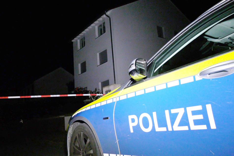Vor diesem Mehrfamilienhaus in Roßdorf (Südhessen) kam es zu den Schüssen auf den 50-Jährigen.