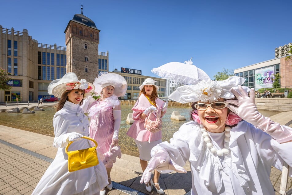 Die Damen von "GNADENLOS schick" aus Weimar sind in diesem Jahr zum ersten Mal auf dem Hutfestival.