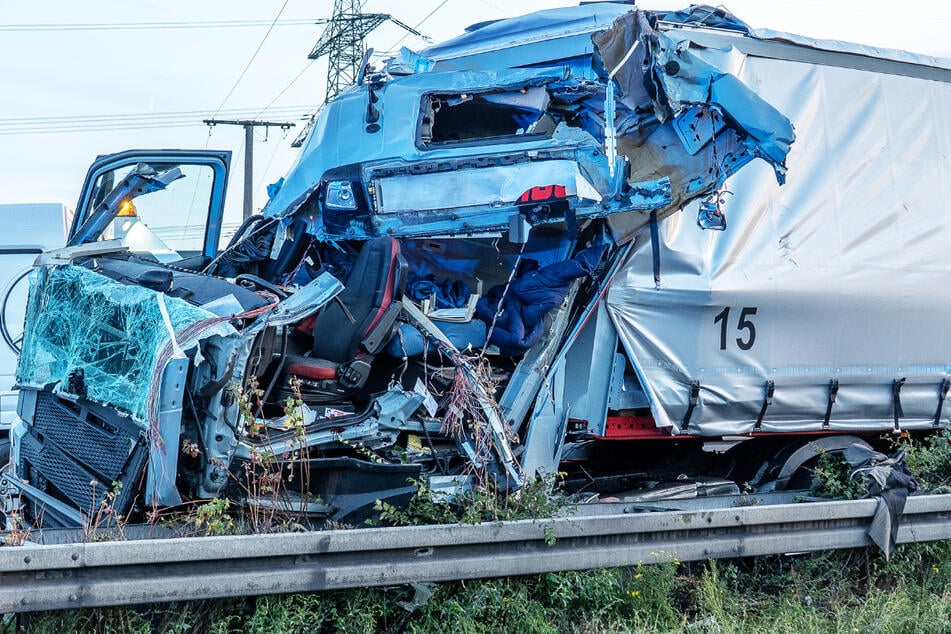 Der 68 Jahre alte Fahrer des Lastwagens wurde bei dem Unfall schwer verletzt, die A70 wurde stundenlang gesperrt.