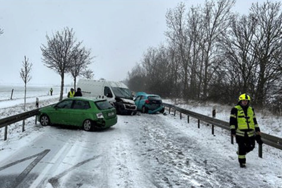 Ein Transporter geriet auf der B79 auf die Gegenfahrbahn und krachte in das Auto einer 61-Jährigen, die schwer verletzt wurde.