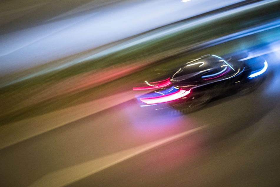 Bei seiner Flucht vor der Polizei überfuhr ein 17-Jähriger auch eine rote Ampel. (Symbolfoto)