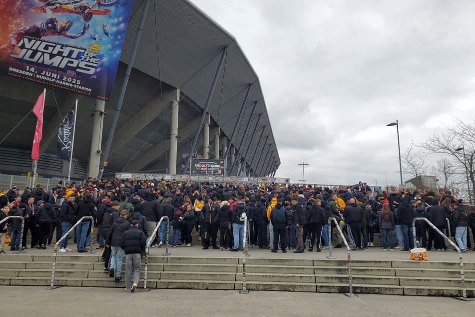 Die ersten SGD-Fans sind bereits vor Ort und warten vor dem heimischen K-Block auf den Einlass.