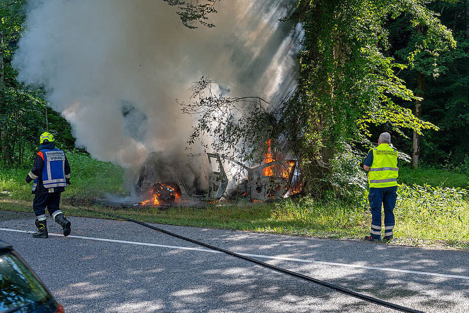 Die Feuerwehr konnte das brennende Auto löschen.