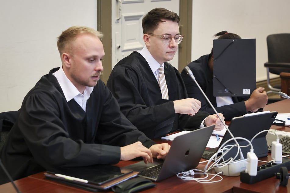 Die Angeklagte (r.) saß am Dienstag neben ihren Anwälten Jonas Meese (l.) und Alexander Schlüter zu Beginn des Mordprozesses im Gerichtssaal im Strafjustizgebäude.