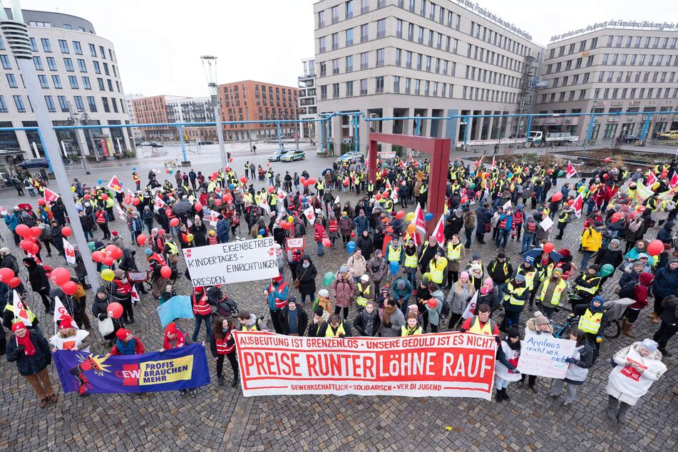 Auf dem Dresdner Postplatz fand am Mittwoch eine Kundgebung der Gewerkschaften ver.di und Erziehung und Wissenschaft statt.