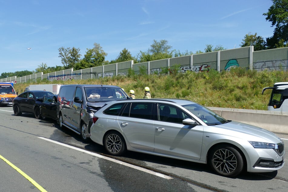 Insgesamt vier Fahrzeuge waren an dem Crash auf der A3 beteiligt.