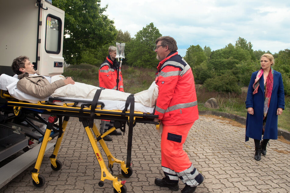 Luke muss mit einer Alkoholvergiftung ins Krankenhaus.