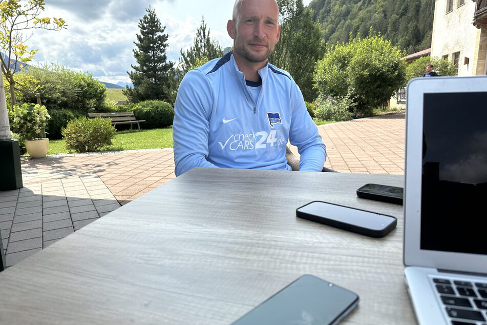 TAG24 hat den Abwehrspieler am Rande des Trainingslagers in Österreich zum Interview getroffen.