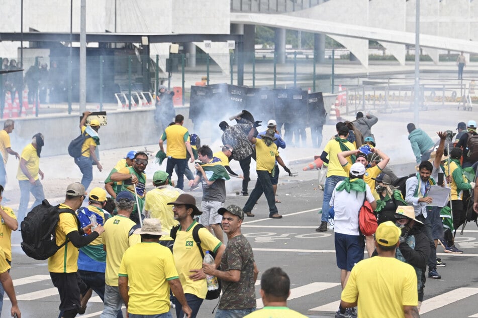 Chaotische Szenen in Brasiliens Hauptstadt: Die Polizei setzte Tränengas gegen die Demonstranten ein.