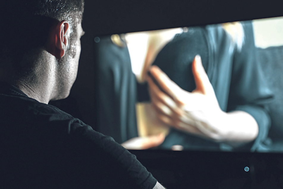 Gauner versuchen, mit Erotikfilmen Kasse zu machen.